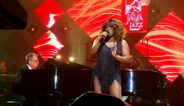 Berget Lewis schittert naast David Foster